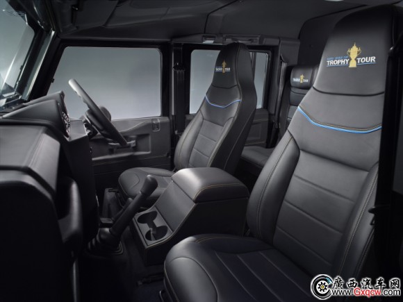 路虎發(fā)布定制版衛(wèi)士作為橄欖球世界杯獎杯巡展專用車-2.jpg