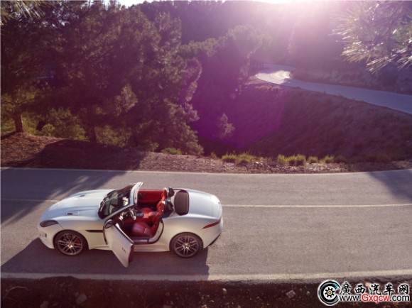 前力無限 體驗(yàn)升級 捷豹2016款F-TYPE的突破與執(zhí)著-1.jpg