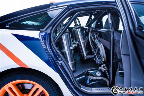 捷豹BLOODHOUND SSC車(chē)隊(duì)快速響應(yīng)安全車(chē)閃耀古德伍德速度節(jié)_05.jpg