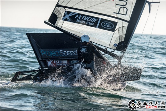 路虎**品牌大使 HANNAH WHITE創(chuàng)造吉尼斯世界紀(jì)錄_1.JPG