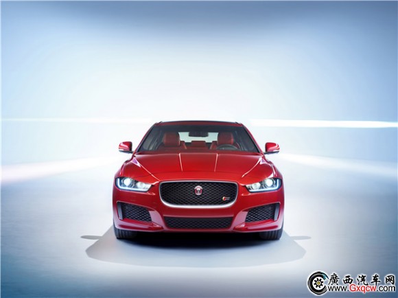 捷豹成為大贏家 XE與全新一代XF榮獲《AUTO EXPRESS》兩項(xiàng)大獎(jiǎng)-01.捷豹XE.jpg