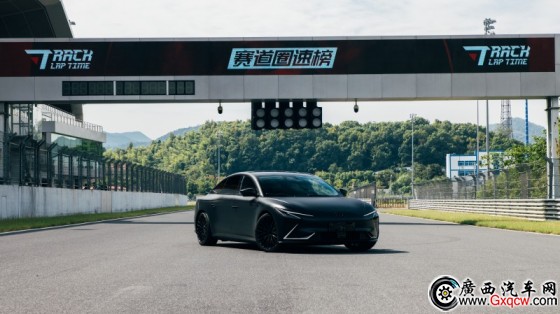 1ǼL7 Snake Performance_.jpg